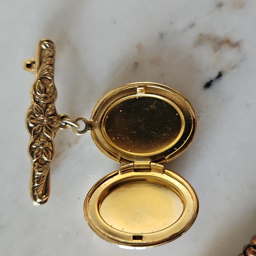 Elegant Vintage gold tone Cameo Locket Brooch Victorian in Style Vtg 1960s - Picture 3 of 6